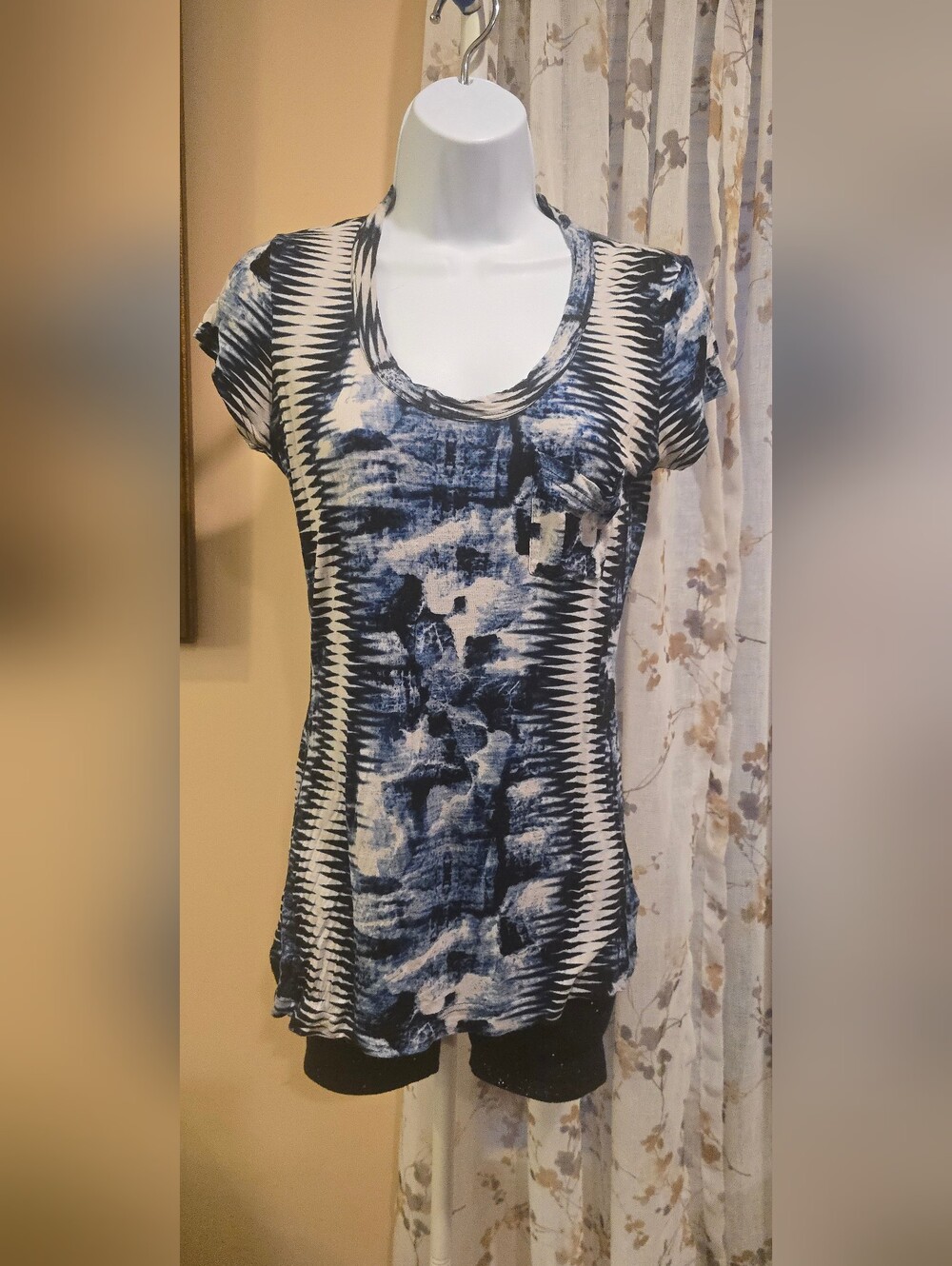 Calvin Klein Blue and White Patterned Scoop Neck Tee